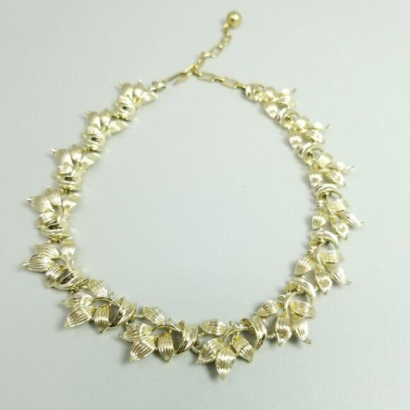 Vintage Leaf Design Gold Tone Panel Collar Necklace, Adjustable Hook Clasp - Picture 7 of 7